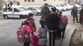 جانب من رحلة المعاناة اليومية لأطفال المدارس في البلدة القديمة بالخليل