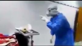 طبيب عراقي ينشد لأمه المصابة بفيروس كورونا