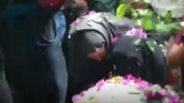 فيديو مبكي لوالدة الشهيد أحمد القرا وهي تنثر الورود على جسده قبيل مواراته الثرى