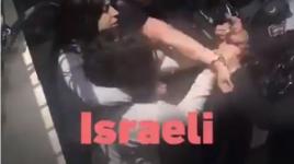 اعتداء قوات الاحتلال على شاب فلسطيني امام عائلته في البلدة القديمة بالقدس