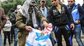 فلسطينيون يحرقون علم أمريكا في غزة