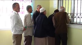 اهالي الشهداء يتسلمون المساعدات النقدية من البريد