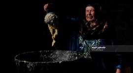 أم كمال بواطنة (72 عاما) تعمل في طبخ الصابون البلدي، منذ اربعين عاماً