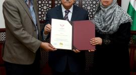 الرئيس يمنح الطفل أبو خضير نوط القدس