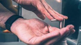 تعقيم اليدين لمواجهة فيروس كورونا (تعبيرية)
