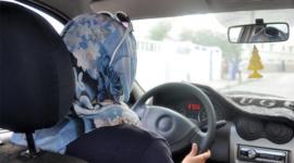 سيدة تقود سيارة