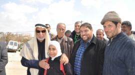 ابو توحيد مع الطفلة