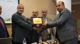 د. عدنان الحجار رئيس جامعة الإسراء يتسلم درع التكريم بعد فوز الاسراء بالمرتبة الأولى