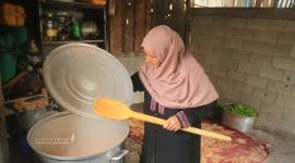 امرأة غزية تحاول تدفئة بطون الفقراء في غزة بـالتكية (5).JPG