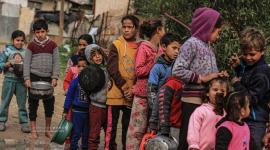 أطفال يصطفون للحصول على طعام من إحدى التكيات الخيرية في غزة