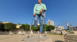 "عليوة" يتحدى فقدان قدمه في رياضة "الباركور" الخطرة