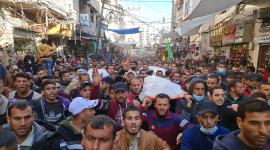 جماهير كبيرة تشيع جثامين شهداء خانيونس (6).jpeg