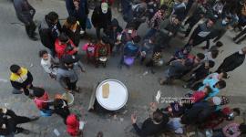 الحطاب يطهو الجريشة والعدس ويوزعها على الفقراء والمحتاجين (2).JPG