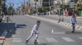 غزيون يتجولون في شوارع غزة بعد قرار منع حركة المركبات (6).jpg