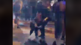 جندي اسرائيلي يسحل مقدسية في مشهد مؤلم.PNG