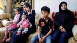 أفراد عائلة نزار بنات تلقي نظرة الوداع على جثمانه