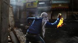 شبان يواجهون اقتحام سيارات المستوطنين  منطقة في القدس بالزجاجات الحارقة