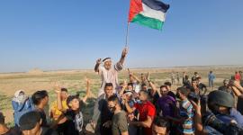 مسن فلسطيني يقود الجماهير المشاركة في المسيرة الشعبية شرقي خانيونس