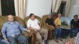 الجهاد تزور والد عميدها الشيخ رائد السعدي مع دخوله العام(٣٣) في الأسر