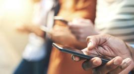 أطباء يكشفون أمراض معدية تتسبب بها الهواتف الذكية