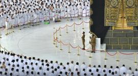 صلاة الفجر بلا تباعد اجتماعي.jpg