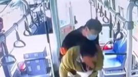 سائق صيني ينقذ راكبا من الاختناق