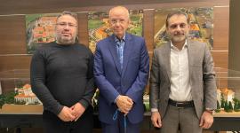 مسؤول الساحة اللبنانية لحركة الجهاد الإسلامي في فلسطين الشيخ علي أبو شاهين، مع النائب اللبناني عبد الرحيم مراد.jpg