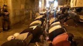 المقدسيون يؤدون صلاة العشاء امام ابواب المسجد الاقصى.jpg