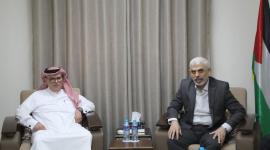 رئيس حركة حماس يحيى السنوار ورئيس اللجنة القطرية لاعمار غزة السفير محمد العمادي.jpg