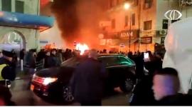 شبان يحرقون مركبة مستوطنين بعد دخولها دوار المنارة وسط رام الله.JPG