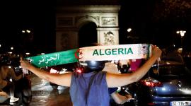 الجالية الجزائرية تحتفل بتأهل المنتخب لنصف نهائي كاس العرب.jpg