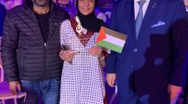 طالبة تحصد جائزة.jpg