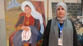 عُلا عابد: بريشتها الفنية تفتح أبواب الرزق أمامها بعزيمة لا تلين