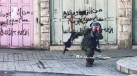 شاهد| لحظة سقوط أحد جنود الاحتلال خلال مواجهات مع الشبان وسط مدينة فلسطين الخليل