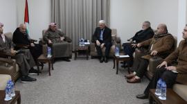 قادة حماس يستقبلون العمادي في مكتب السنوار.jfif