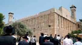 حفريات متواصلة للمستوطنين على مداخل المسجد الإبراهيمي