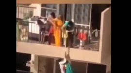 ام تخاطر بطفلها.