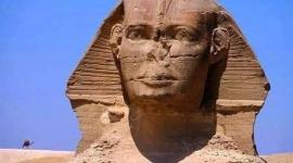 تمثال أبو الهول وهو نائم يثير ضجة كبيرة