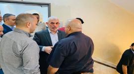 السنوار في مكتب الجزيرة.