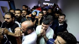مواطنون وأقارب الشهيد علي حسن حرب يحملون جثمانة (8).jpeg