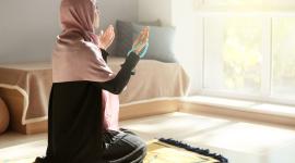 ما حكم صلاة المرأة في الأماكن العامة.. حكم تأجيل صلاة المرأة بسبب رحلة ترفيهية