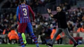 تشافي يطالب بيكيه بالرحيل عن برشلونة