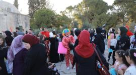 فلسطينيون يحتفلون بأول أيام عيد الأضحى في باحات الأقصى