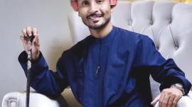 ما حقيقة وفاة المذيع العماني الشهير عدنان الميمني في ألمانيا.. من هو عدنان الميمني
