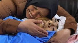 أم الشهيد خليل أبو حمادة تودعه