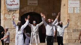 مستوطنون خلال اقتحامهم باحات المسجد الأقصى والاعتداء على المرابطين (1).jpg