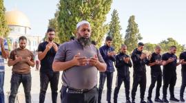مستوطنون خلال اقتحامهم باحات المسجد الأقصى والاعتداء على المرابطين (9).jpg