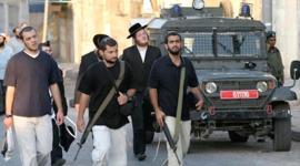 مستوطنون يغلقون شارع حوارة الرئيسي في نابلس