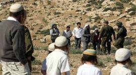 مستوطنون يعتدون على قاطفي ثمار الزيتون في سلفيت