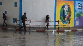 طلاب المدارس اثناء مغادرتهم للمدارس بالتزامن مع المنخفض الجوي (1).JPG